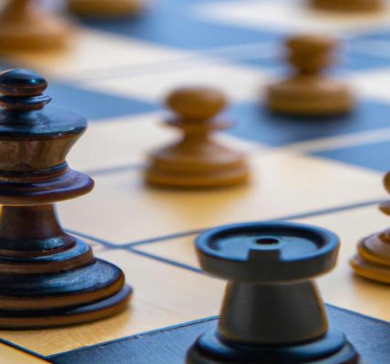 Czym jest gambit królowej w szachach?