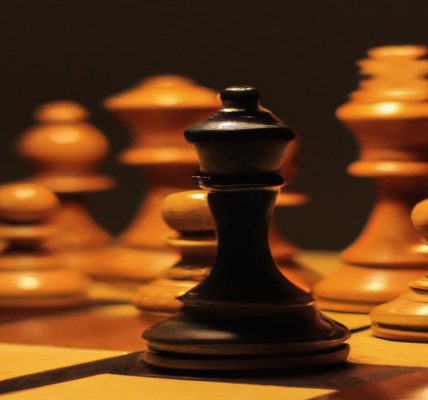 Jak wygląda ustawienie króla w szachach?