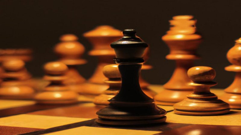 Jak wygląda ustawienie króla w szachach?